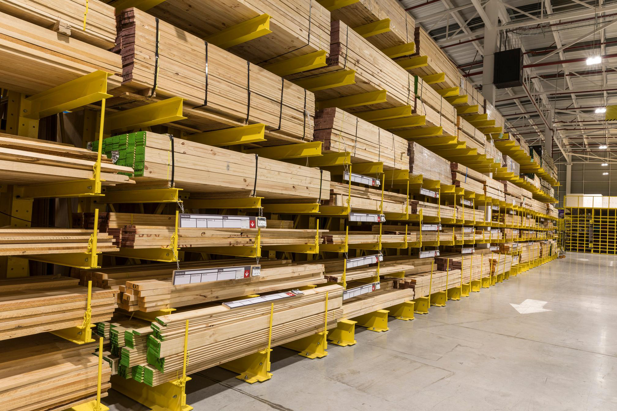 Almacén con materiales para construcción